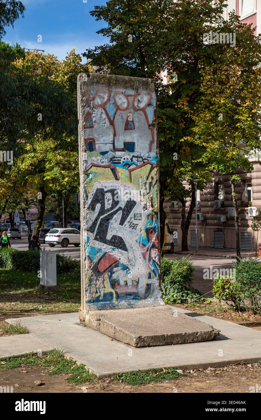 Frammento del muro di Berlino al Postbllok Memorial nel quartiere Blloku di Tirana, Albania Foto Stock