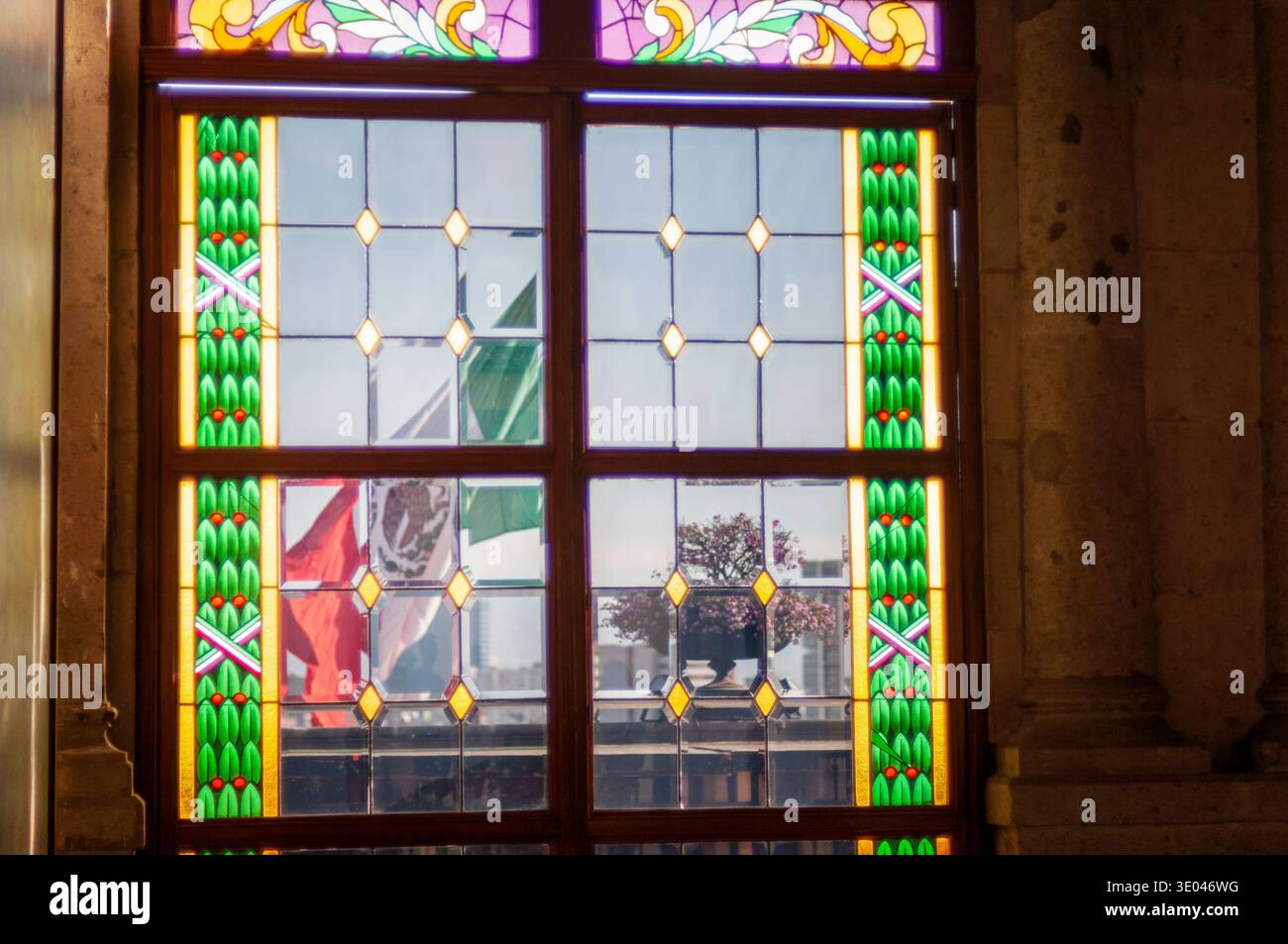 Bandiera messicana visibile attraverso la vetrata colorata del castello di Chapultepec Foto Stock