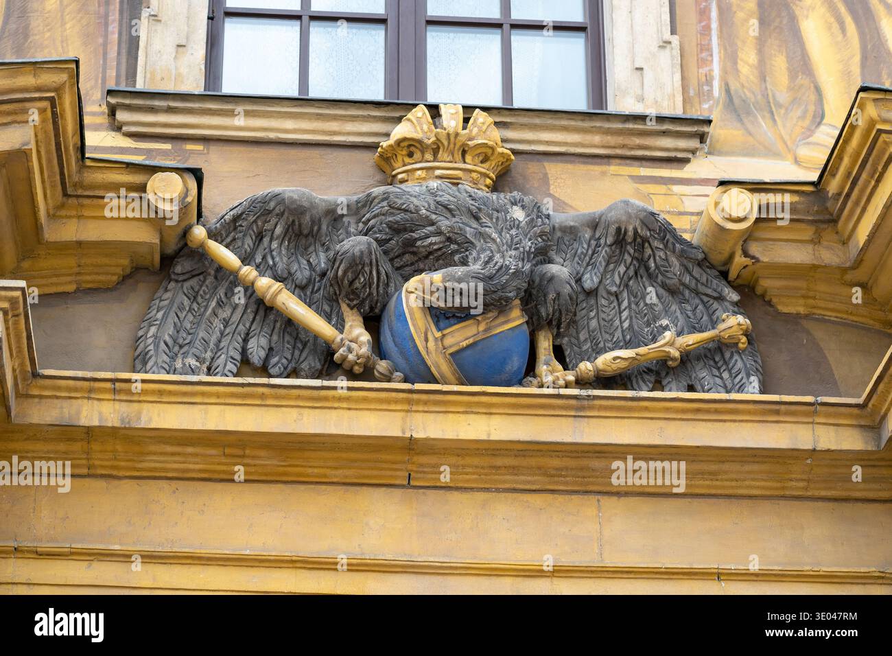 Storica aquila asburgica con corona, sfera e scettro nel timpano della facciata della Casa dei sette elettori nella Piazza del mercato di Breslavia, arcata ornata Foto Stock
