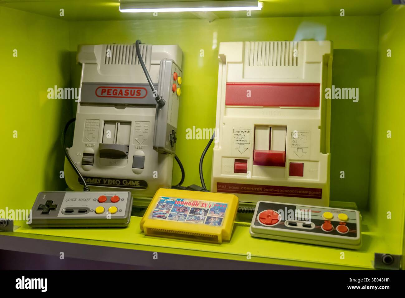 Console per videogiochi Pegasus e Thompsonic Famiclone in un display con controller e cartuccia, hardware per videogame a 8 bit degli anni '1990, nos Foto Stock