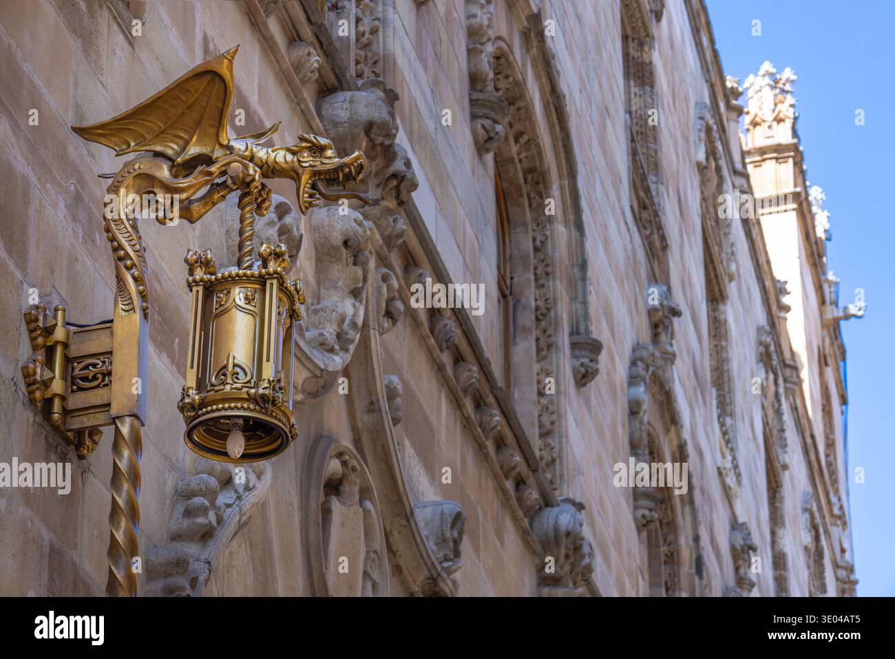 Primo piano di una lanterna decorativa a forma di drago sulla facciata ornata di un edificio storico a città del Messico, vicino a Zocalo e Piazza Alameda, sotto a. Foto Stock