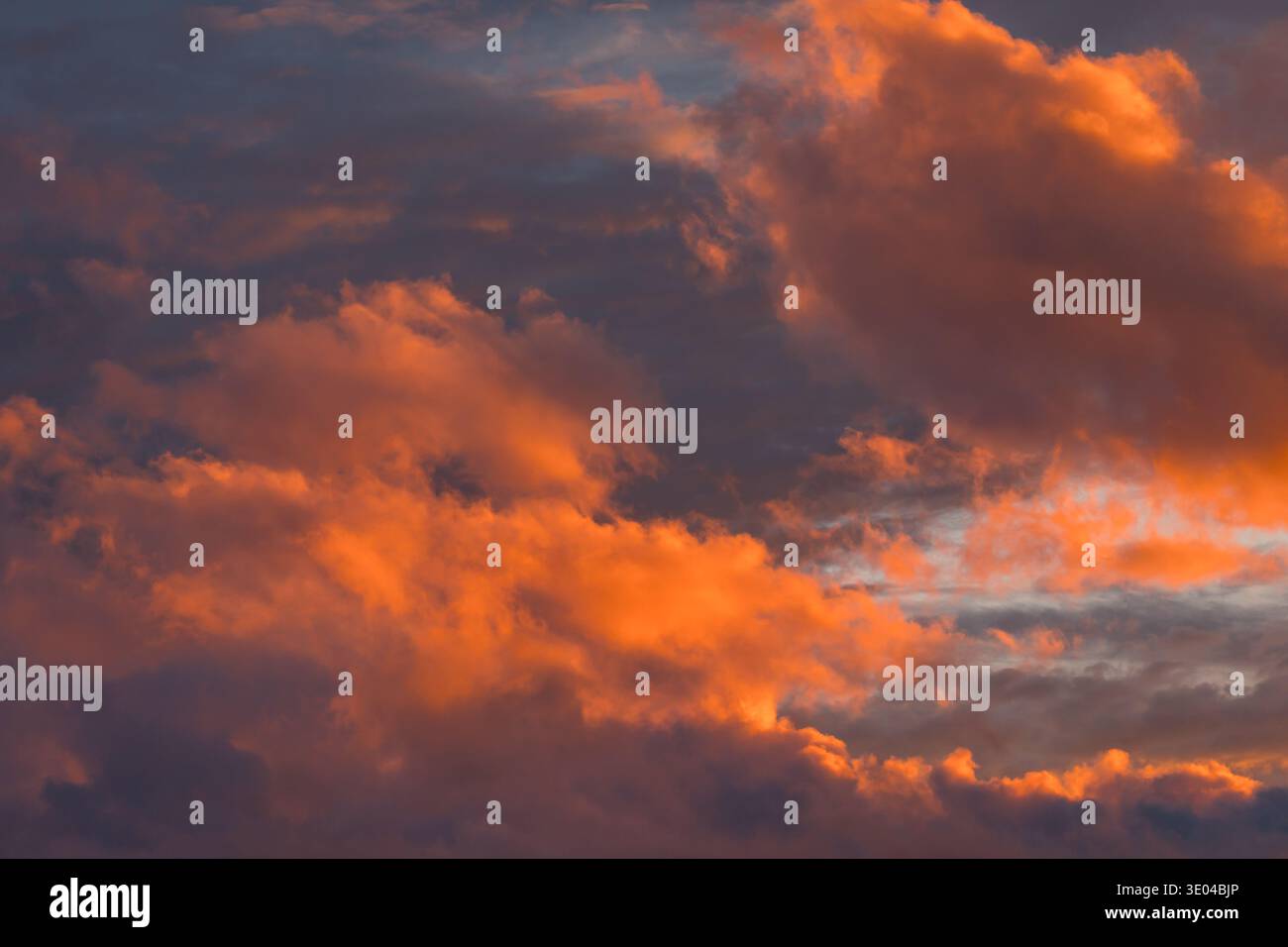 Cattura astratta di uno splendido cielo al tramonto, con nuvole rosa e arancione, che offrono un'atmosfera drammatica e lunare, suggerendo un imminente colpo di pioggia Foto Stock