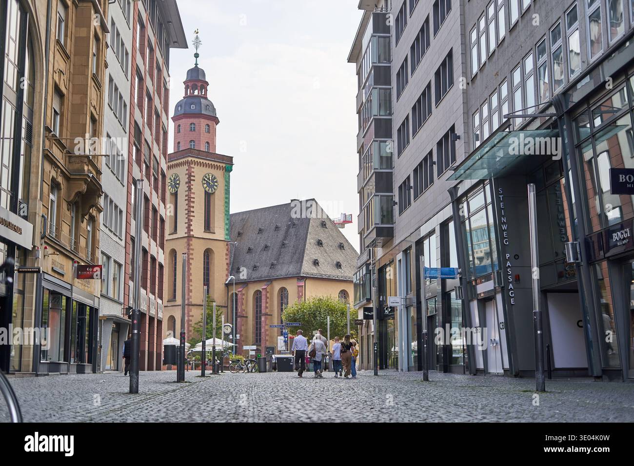 Una strada pedonale acciottolata a Francoforte sul meno, Germania, con vista sulla storica Katharinenkirche (Chiesa di Santa Caterina) con la sua... Foto Stock