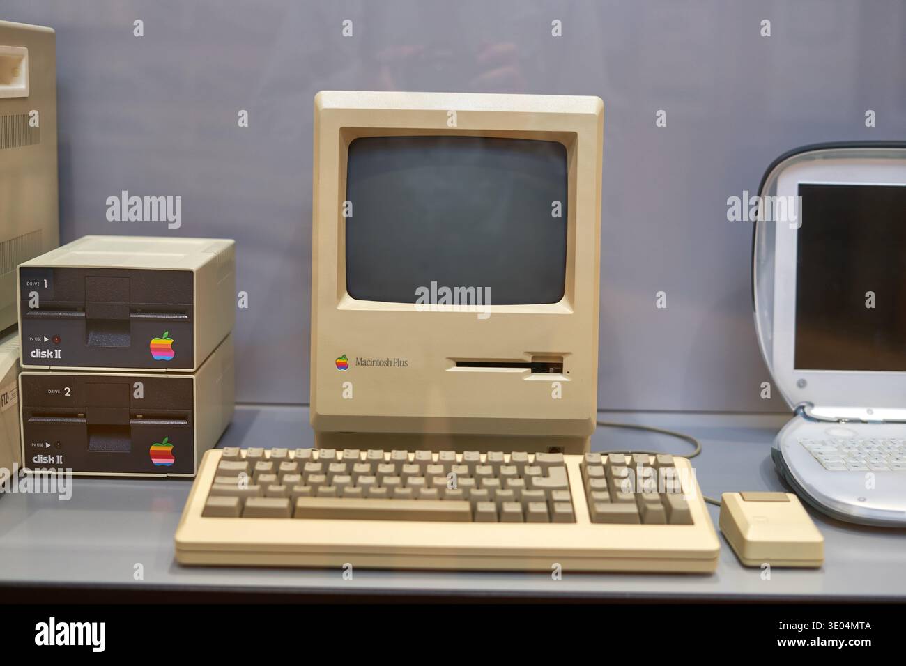 Un computer Apple Macintosh Plus d'epoca esposto in un museo o in una collezione a Francoforte, Germania. Il PC all-in-one color beige... Foto Stock