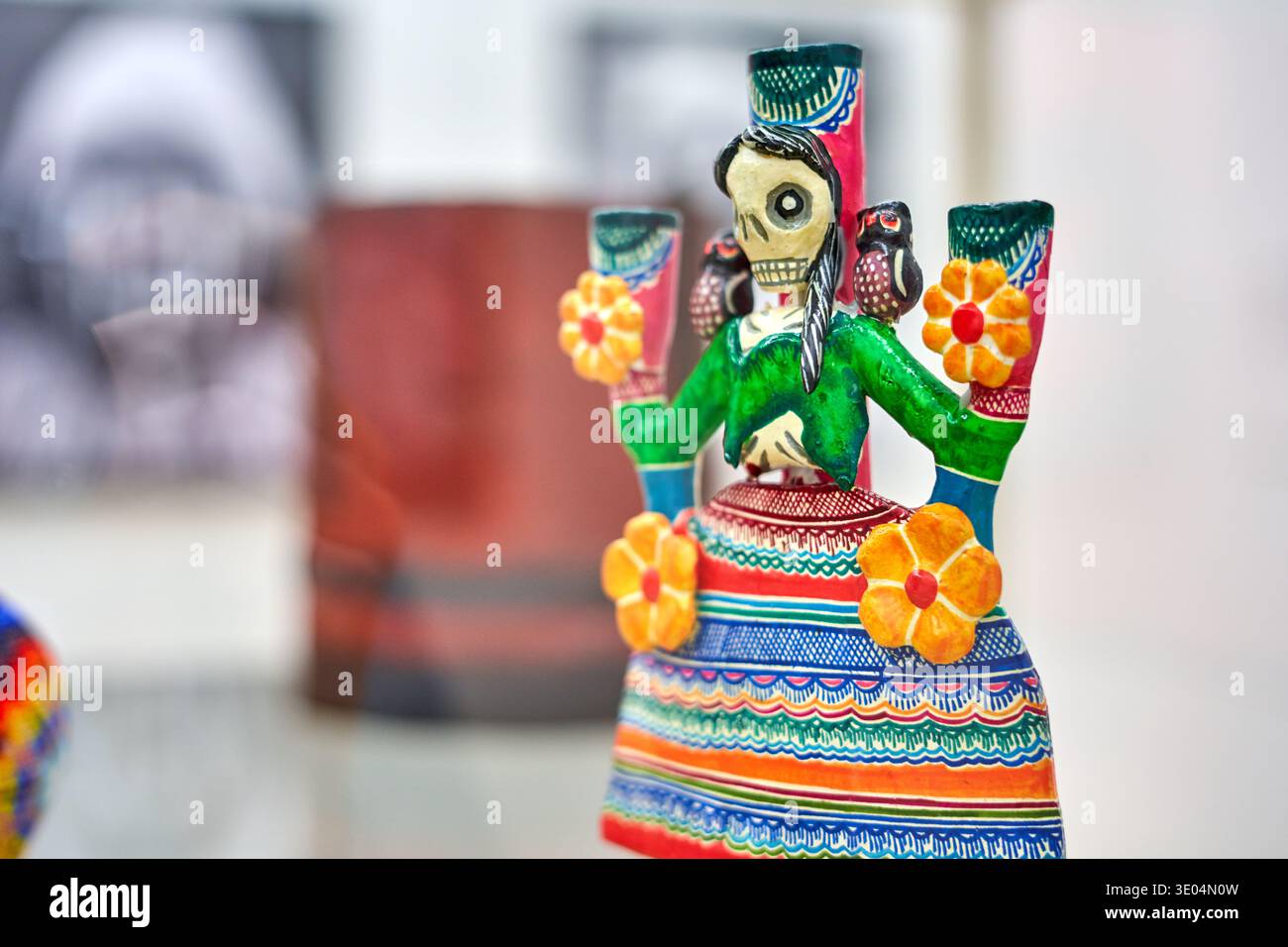 Un vivace primo piano di una tradizionale statuetta messicana Catrina, una figura decorativa dello scheletro associata al giorno dei morti (DÃ­a de los... Foto Stock