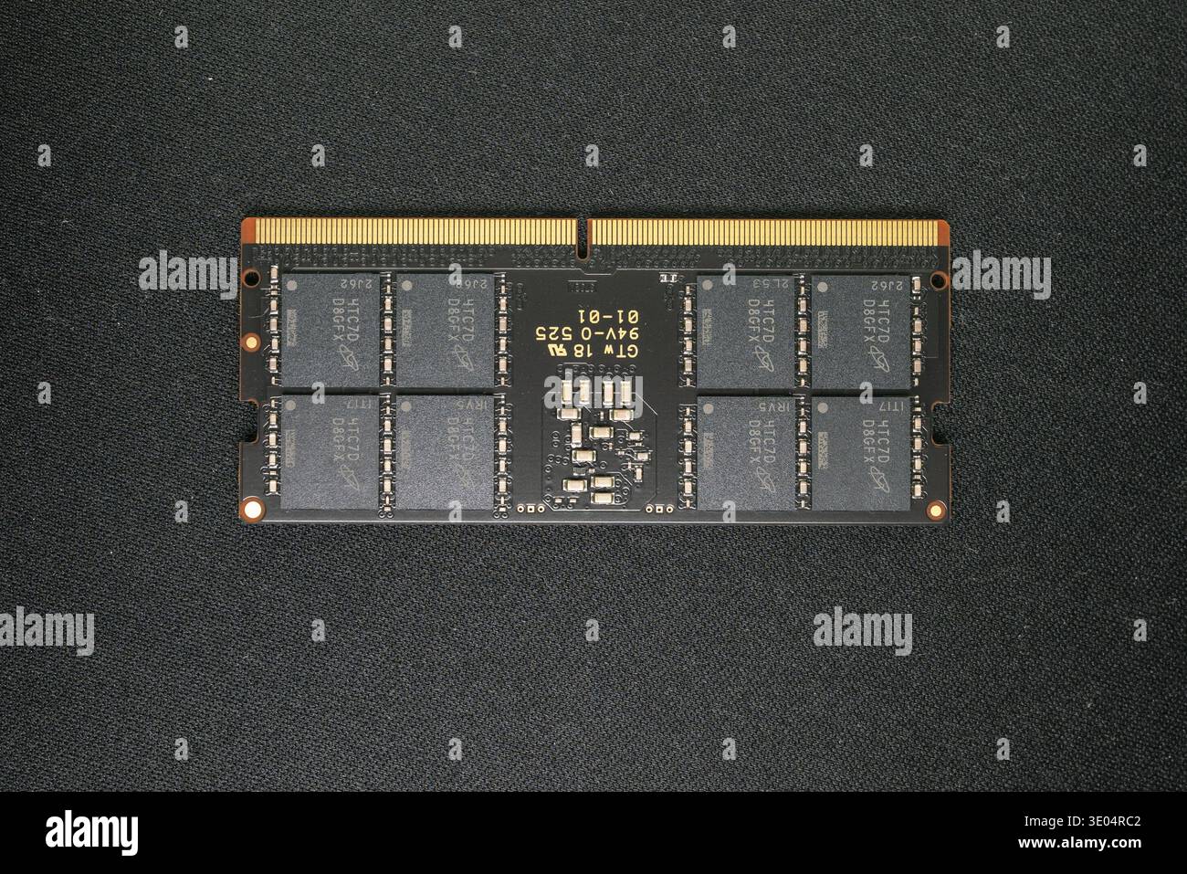 Primo piano di un'unità SSD NVMe e di un modulo RAM DDR5 che mostra la tecnologia di memoria del computer su una superficie con texture scure. Foto Stock
