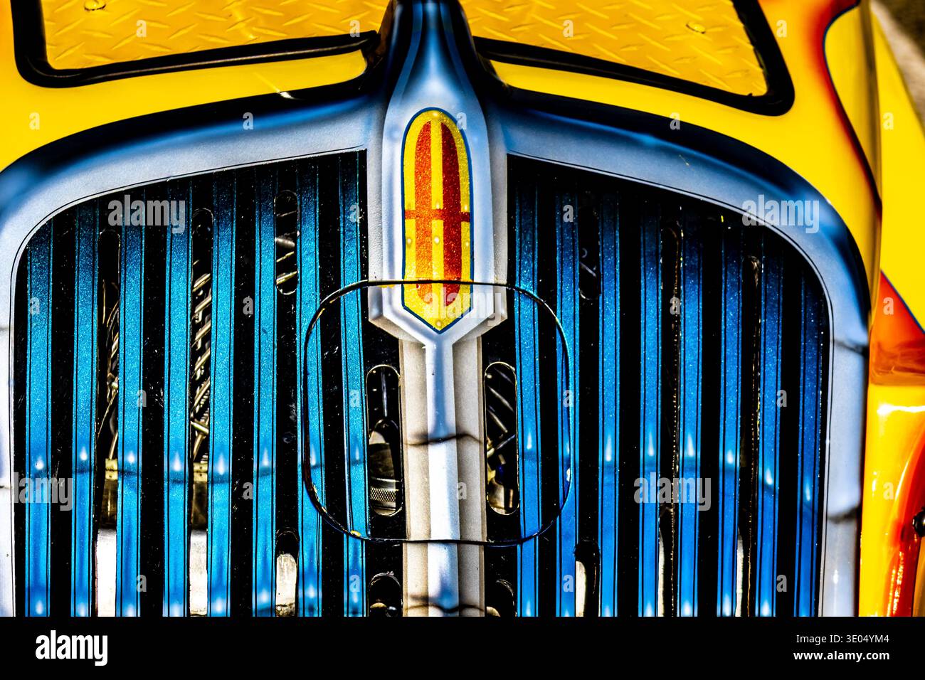 Una colorata foto astratta del primo piano della griglia del radiatore di un'automobile classica. Durante una mostra di auto al Casa Blanca Resort & Casino di Mesquite NV Foto Stock