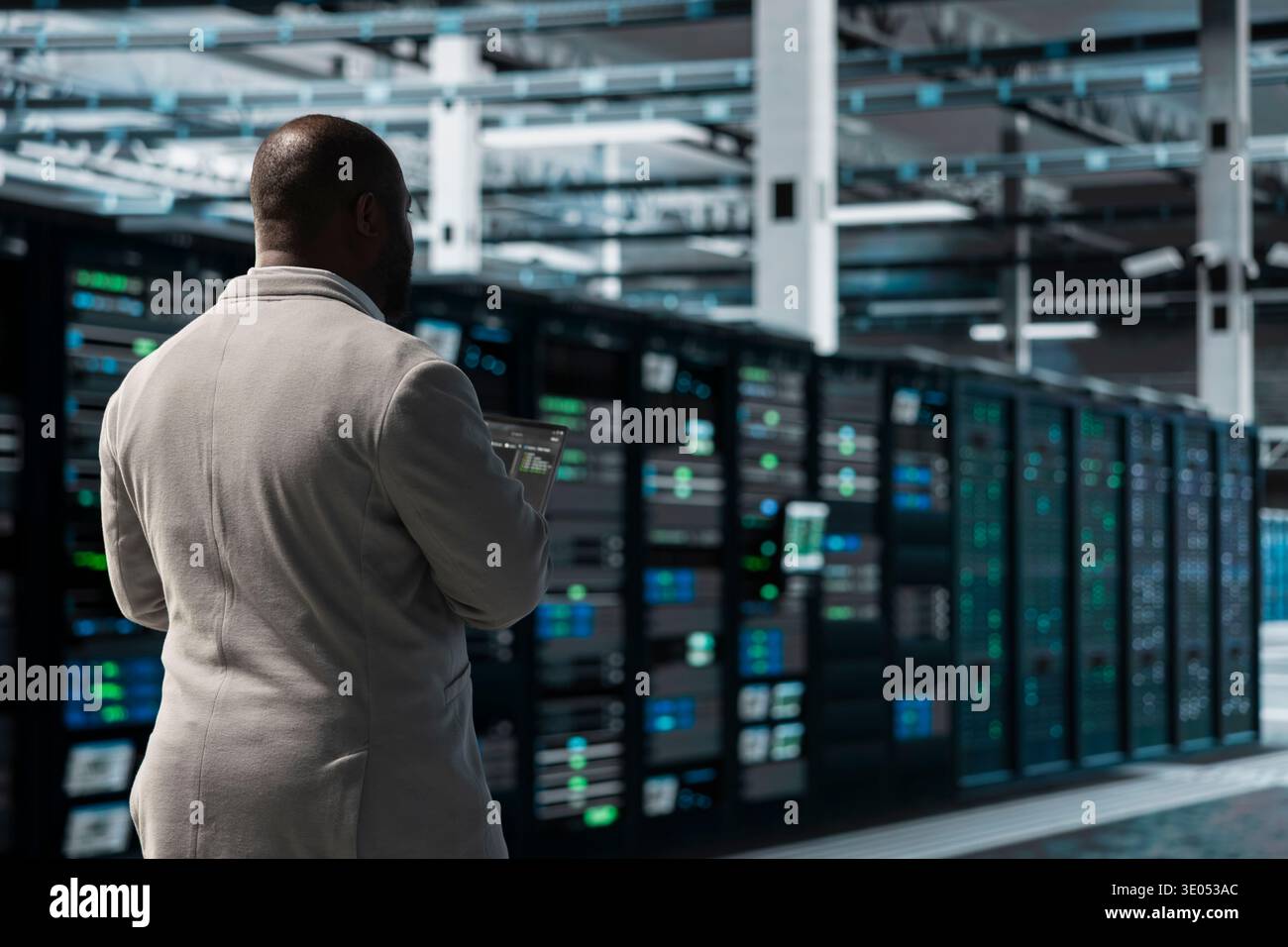 Sviluppatore nella codifica dei data center su notebook, risoluzione dei problemi relativi alle operazioni di back-end. Esperto IT della sala server che utilizza script di programmazione su laptop, mantenendo l'affidabilità operativa Foto Stock