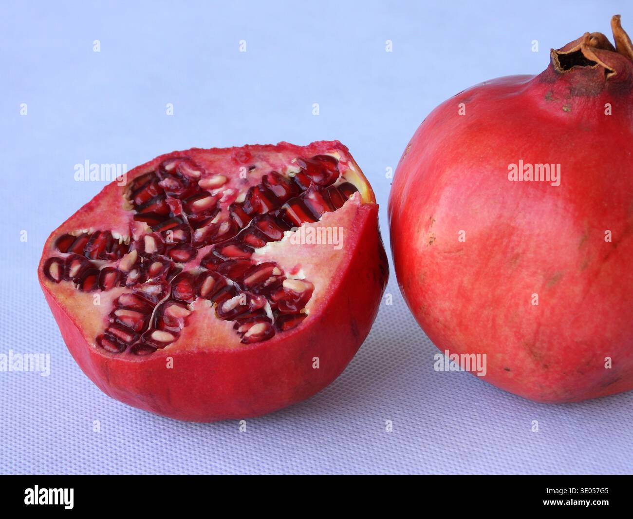 Il promegrano è un frutto universale grazie ai suoi numerosi benefici nutrizionali Foto Stock
