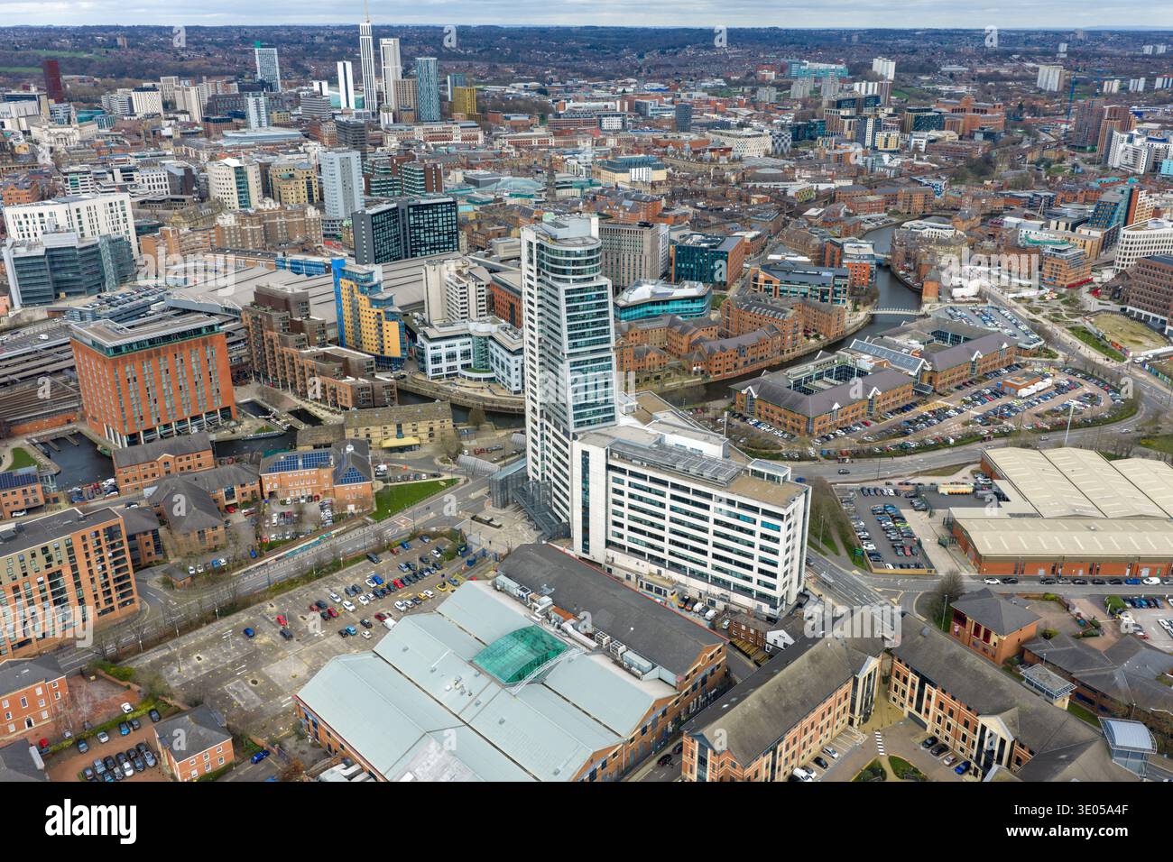 Vista aerea del centro di Leeds con gli appartamenti sul lungomare di Whitehall accanto al fiume Aire vicino alla stazione ferroviaria di Leeds con Wellington Place Foto Stock
