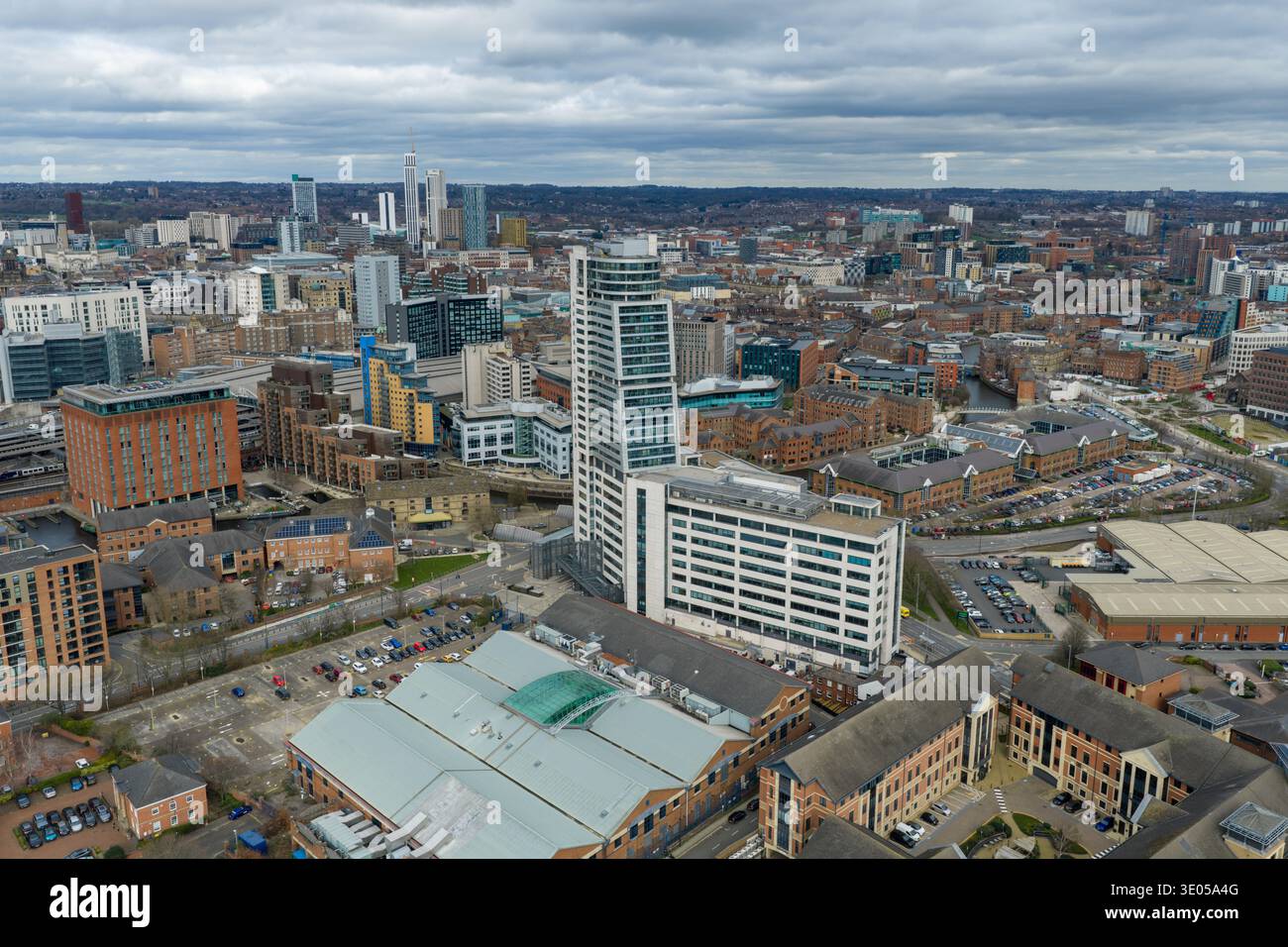 Fotografia aerea del centro di Leeds incentrata sugli appartamenti sul lungomare di Whitehall, vicino al fiume Aire, vicino alla stazione ferroviaria di Leeds e a Welli Foto Stock
