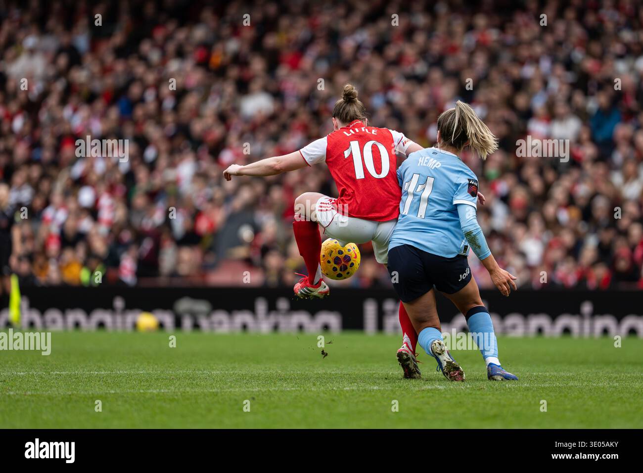 Londra, Regno Unito – 8 febbraio 2026: Kim Little dell'Arsenal Women controlla la palla durante la partita di fa Women's Super League all'Emirates Stadium. Foto: Ali H. Foto Stock
