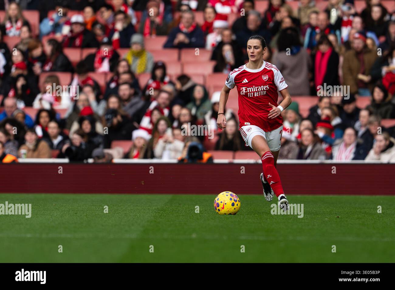 Emirates Stadium, Londra, Regno Unito – 6 dicembre 2025: Emily Fox con la palla per Arsenal Women vs Liverpool nella WSL Foto Stock