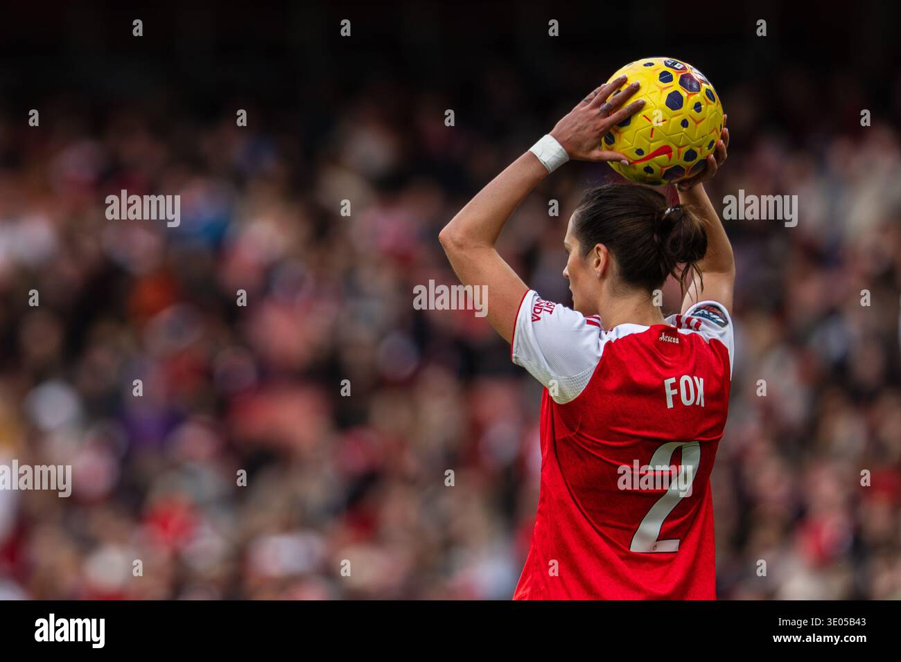 Emirates Stadium, Londra, Regno Unito – 6 dicembre 2025: Emily Fox prende un lancio per l'Arsenal Women contro il Liverpool Women. Foto Stock