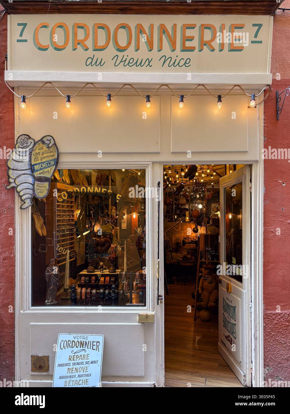 Cordonnerie du Vieux Nizza. Bene, Francia. Insegna storica del negozio di riparazione scarpe e mostra di pneumatici Michelin in Vieux Nice Street. Foto Stock