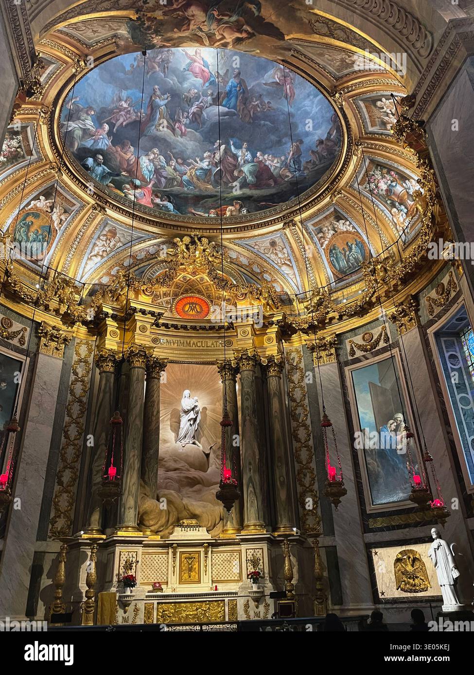 Parigi, Francia. Vista della Cappella della Vergine all'interno della chiesa di Saint-Sulpice. Foto Stock