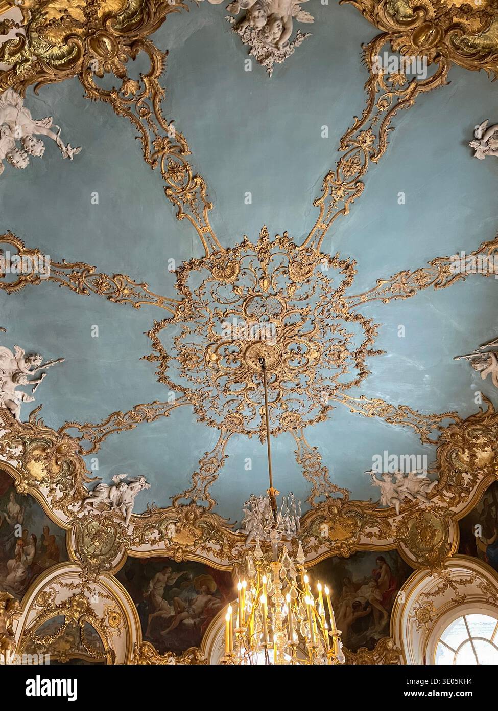 Parigi, Francia. "Le Salon de la Princesse" (il salone della principessa) all'interno dell'Hôtel de Soubise, sede degli archivi nazionali francesi. - Immagine stock catturata con smartphone