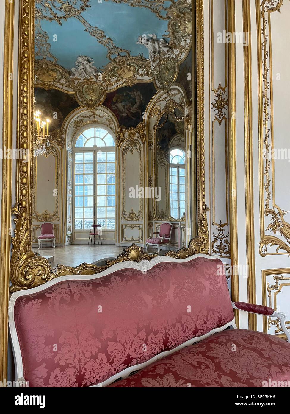 Parigi, Francia. "Le Salon de la Princesse" (il salone della principessa) all'interno dell'Hôtel de Soubise, sede degli archivi nazionali francesi. - Immagine stock catturata con smartphone