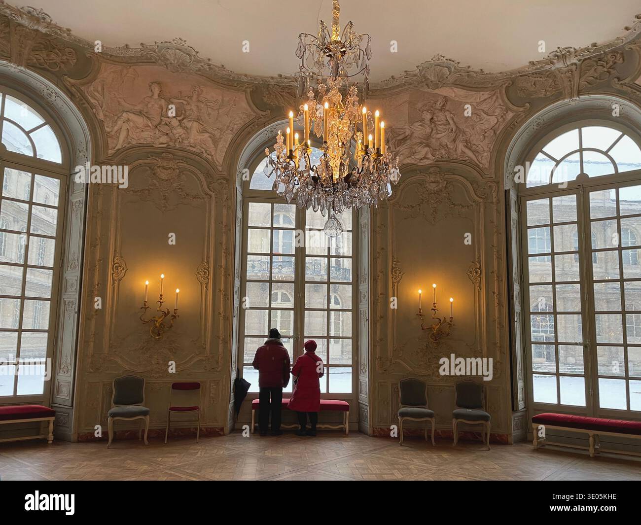 Parigi, Francia. "Le Salon ovale du Prince" (il salone del principe) all'interno dell'Hôtel de Soubise, sede dell'Archivio nazionale francese. - Immagine stock catturata con smartphone