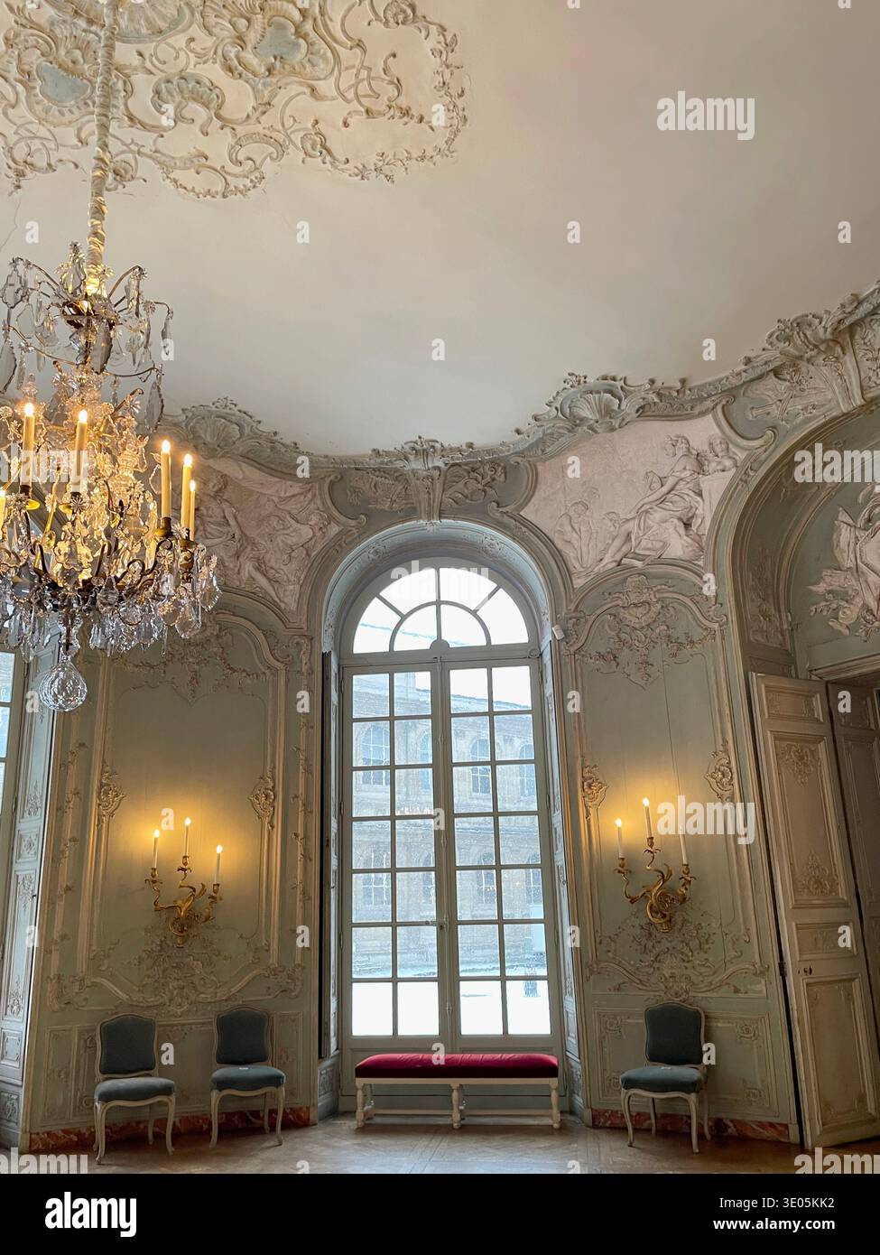Parigi, Francia. "Le Salon ovale du Prince" (il salone del principe) all'interno dell'Hôtel de Soubise, sede dell'Archivio nazionale francese. - Immagine stock catturata con smartphone