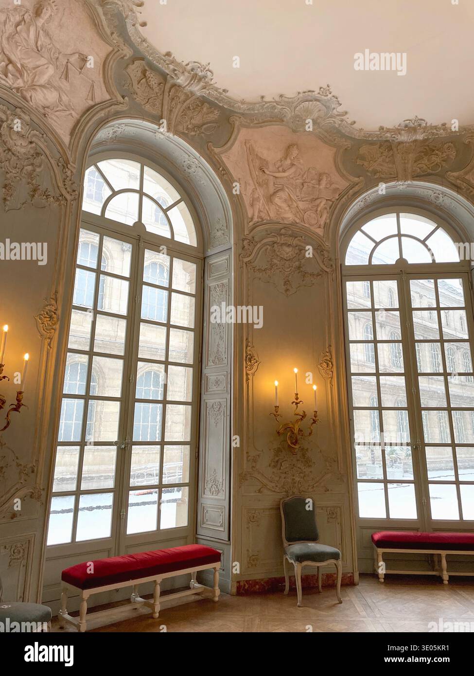 Parigi, Francia. "Le Salon ovale du Prince" (il salone del principe) all'interno dell'Hôtel de Soubise, sede dell'Archivio nazionale francese. - Immagine stock catturata con smartphone