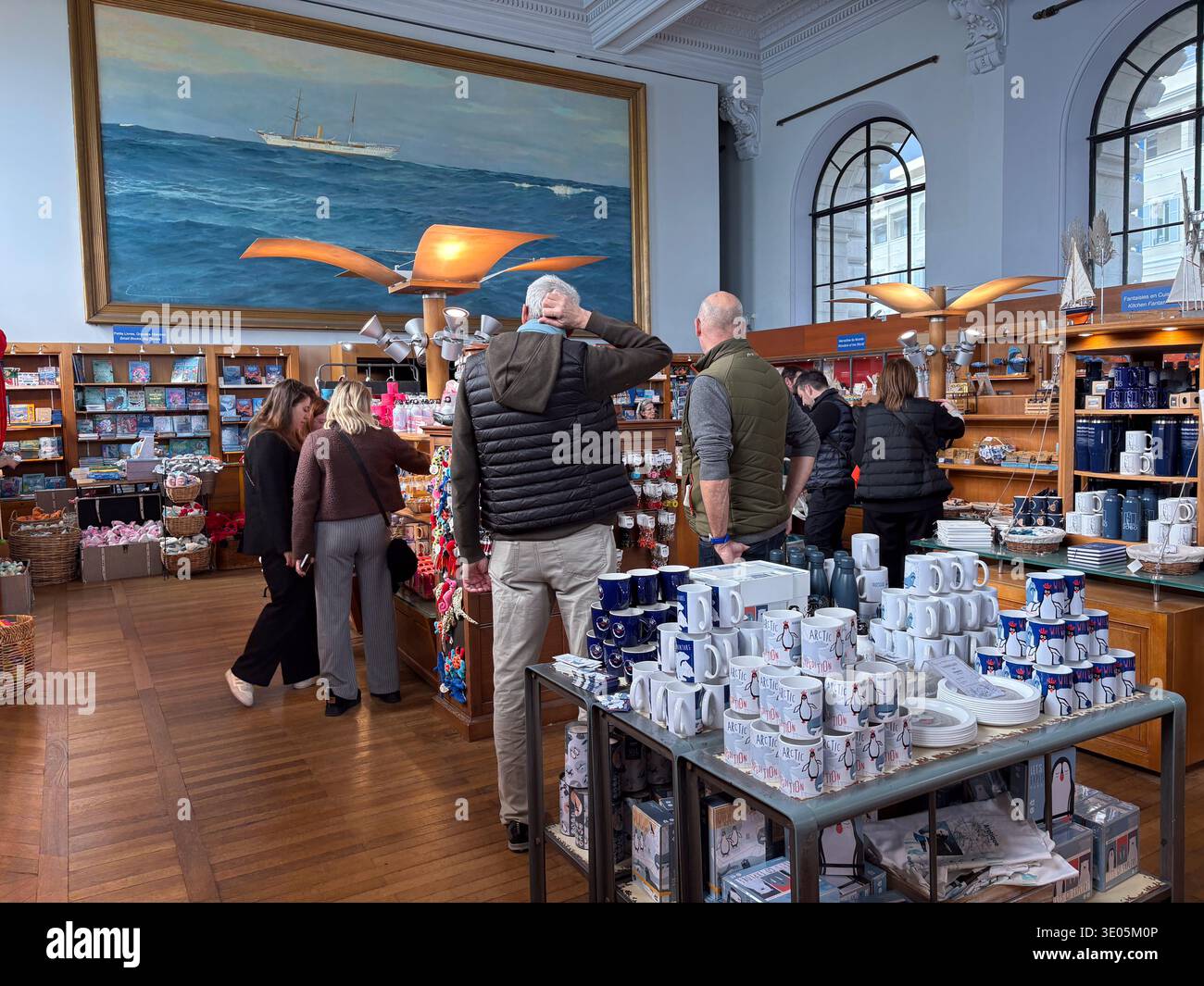 Museo Oceanografico di Monaco. Monaco, Francia. Architettura neo-barocca, shopping di souvenir marini. Turisti che navigano tra tazze e libri di pinguini. Foto Stock