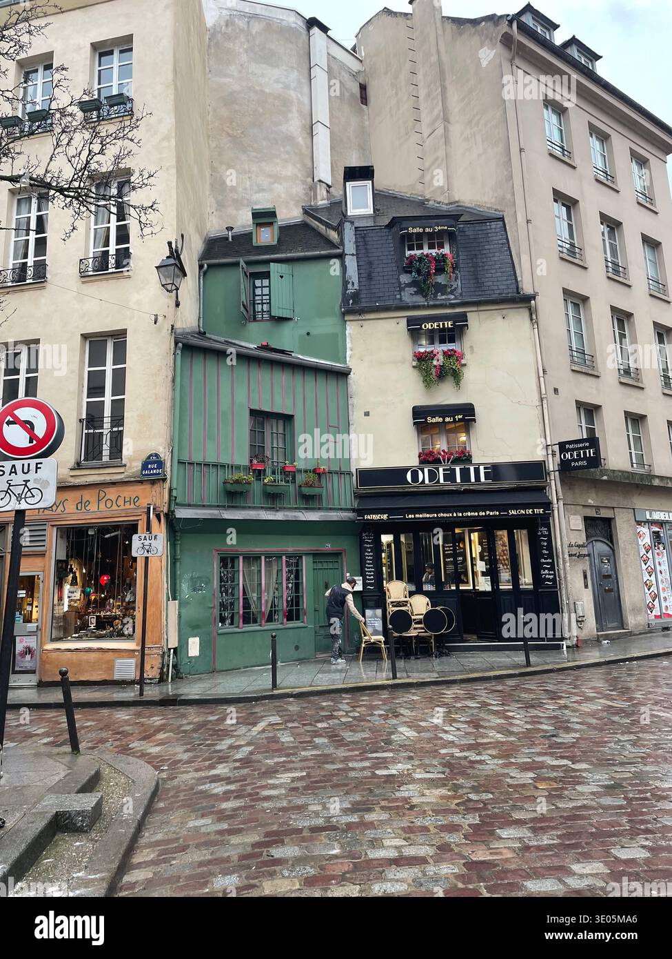 Parigi, Francia. Pittoreschi edifici del XVII secolo nel quartiere Latino. - Immagine stock catturata con smartphone