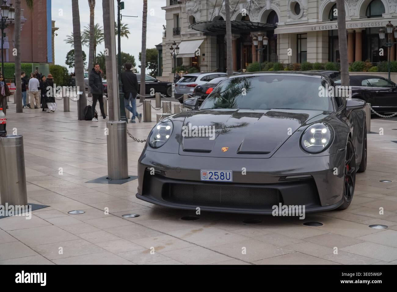 Porsche 911 GT3 parcheggiata vicino alla facciata del ristorante le Louis XV - Alain Ducasse. Auto di lusso in piazza Monaco, stile di vita della Costa Azzurra. Foto Stock