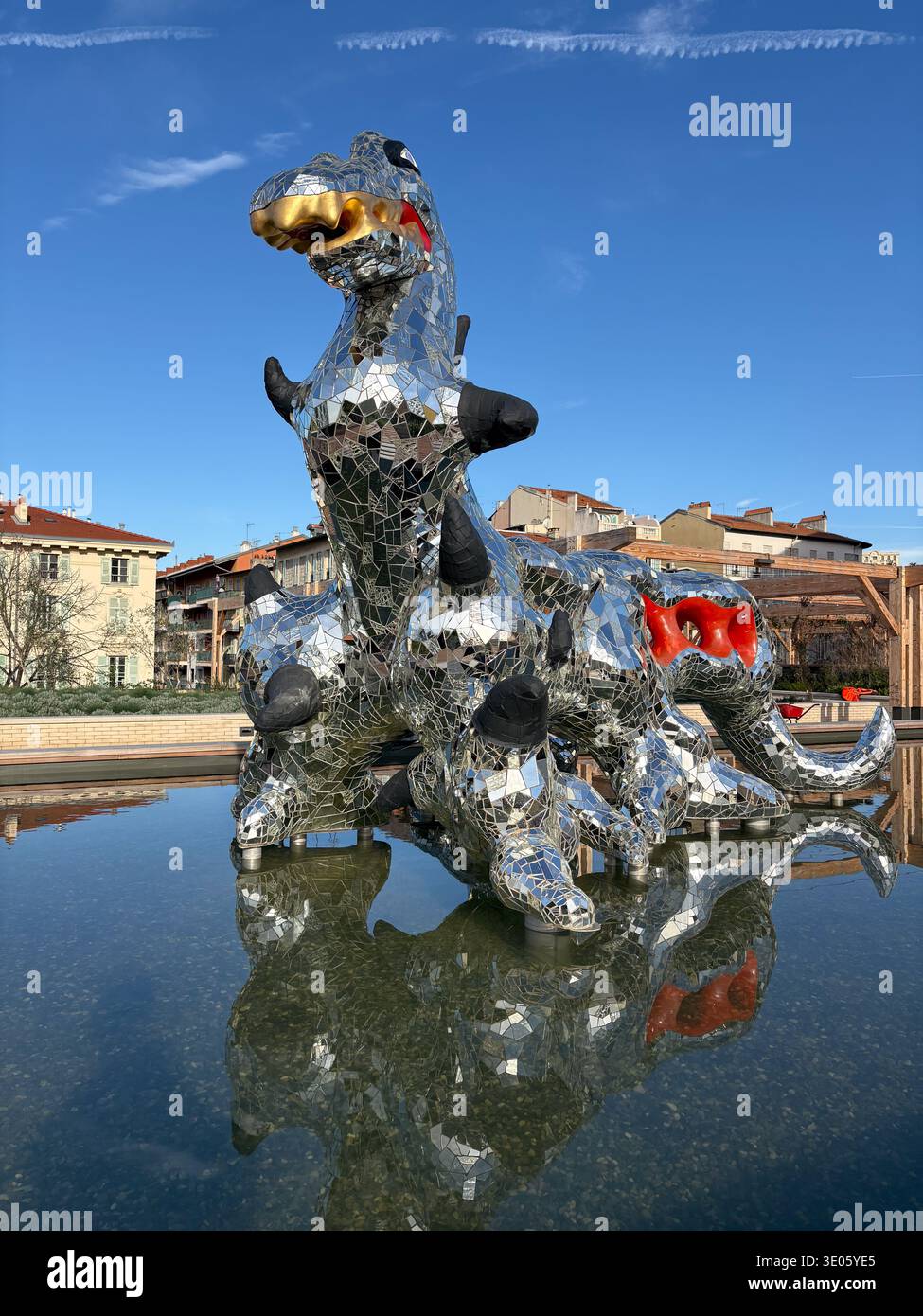 Scultura "Loch Ness Monster" di Niki de Saint Phalle, ricoperta di specchi a mosaico, sulla terrazza MAMAC di Nizza, Francia. Foto Stock