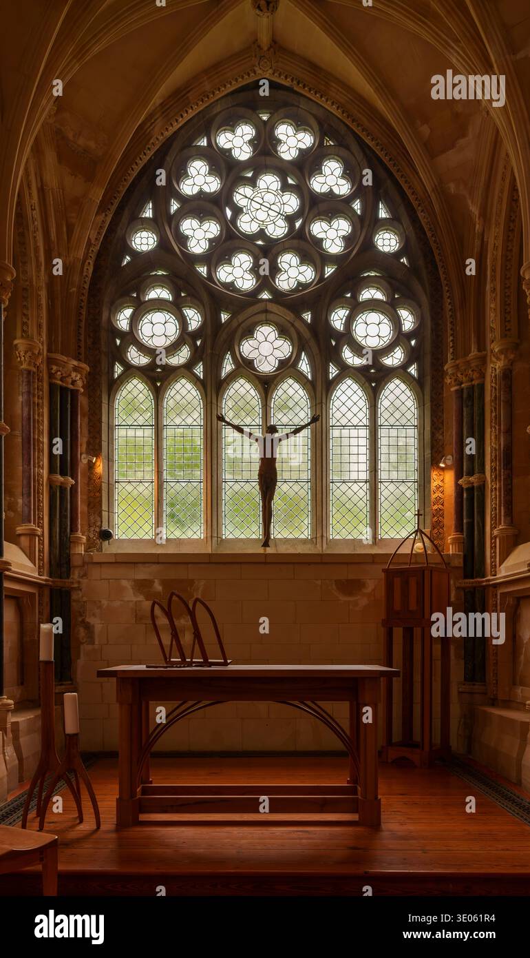 Rosetta sopra l'altare nella chiesa neogotica dell'abbazia di Kylemore, con sagoma del crocifisso, volte a costola e colonne di marmo, Co Galway, Irlanda. Foto Stock