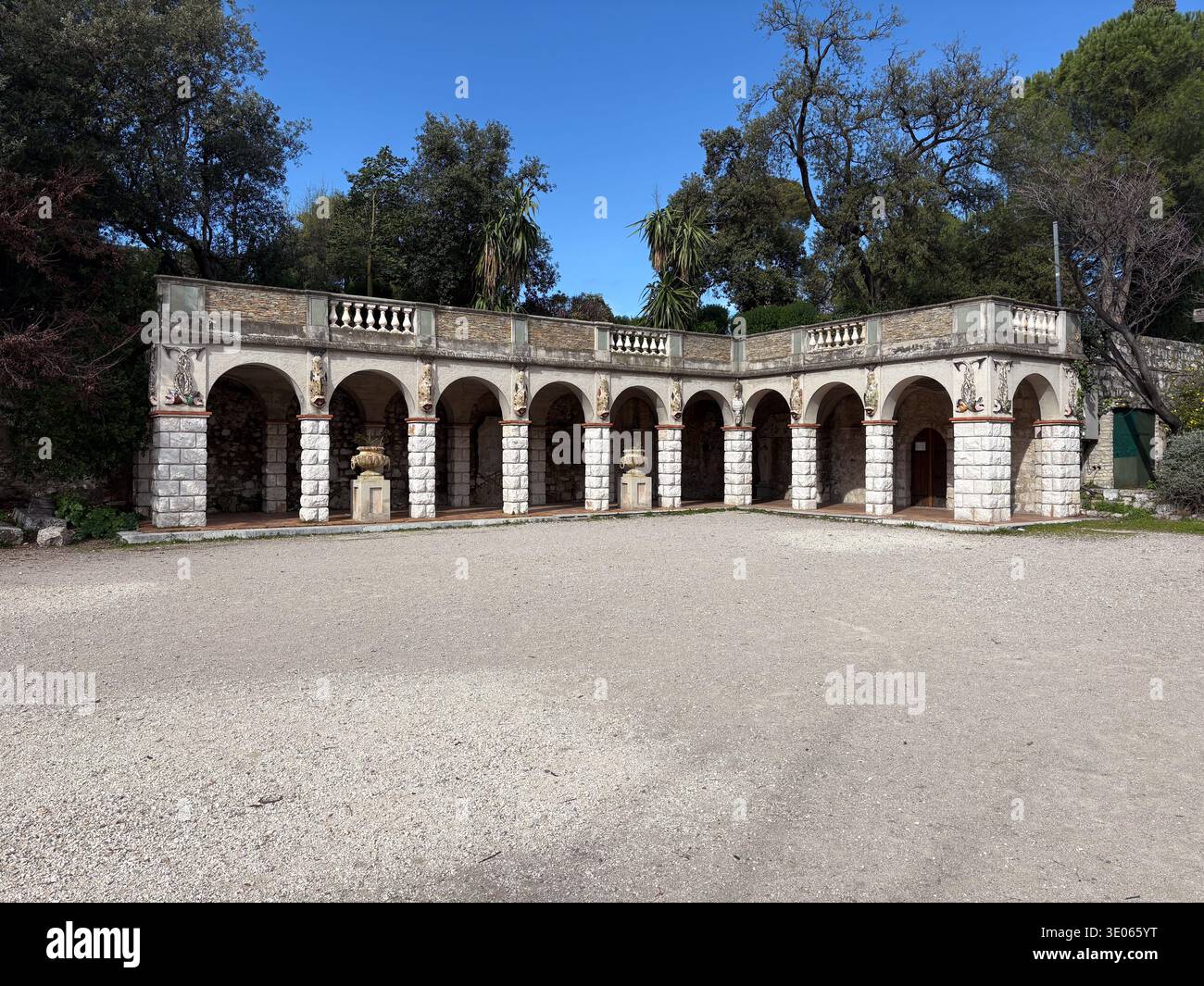 Loggia di Villa Ephrussi de Rothschild. Bene, Francia. Architettura mediterranea, archi in pietra e balaustra che si affaccia sul cortile di ghiaia. Foto Stock