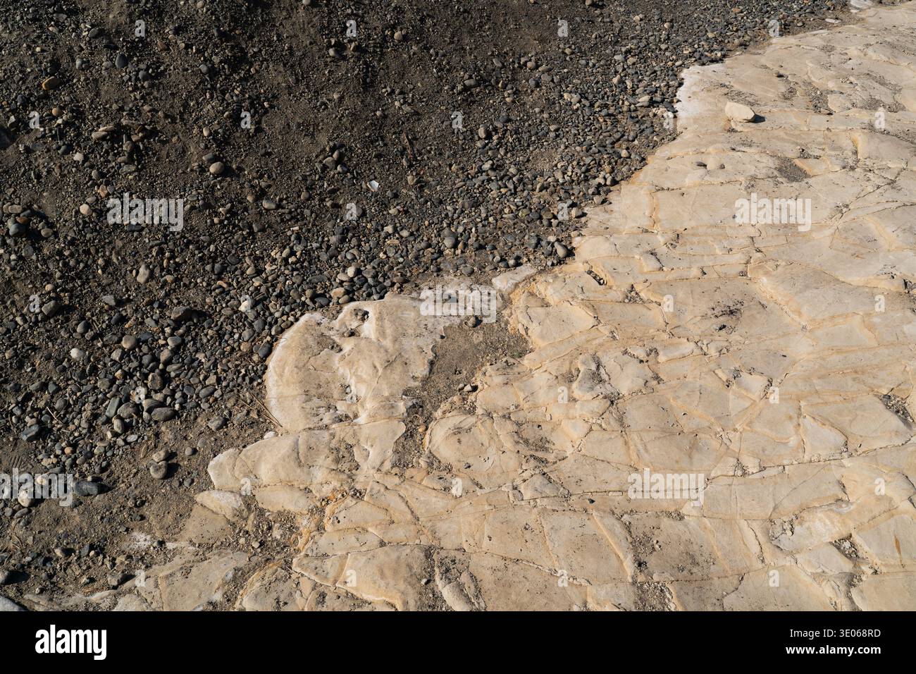 Contrasto geologico di sabbia nera e pietra bianca a Cape Inamuragasaki, Kamakura, Giappone Foto Stock