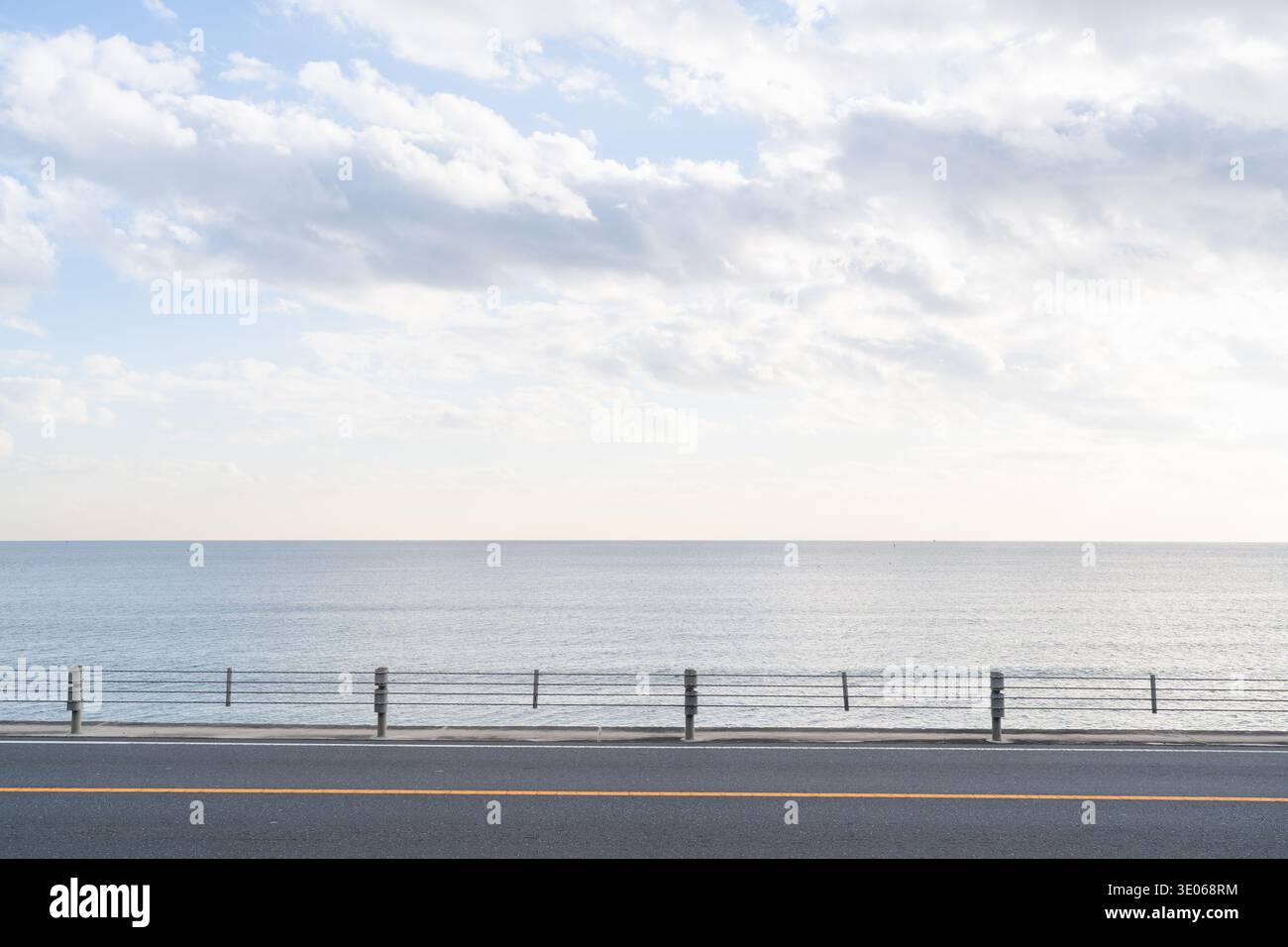 Paesaggio minimalista di Shonan Coast Road con Blue Sky e vista sulla Baia di Sagami Foto Stock
