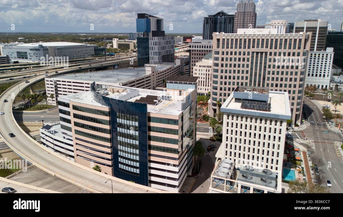 Vista aerea del centro di Orlando con superstrada curva e torri per uffici Foto Stock