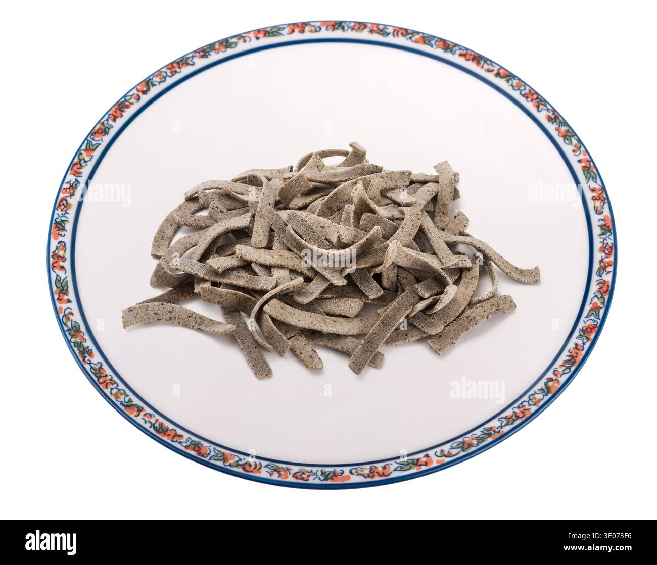 Tagliatelle Pizzocheri in un piatto isolato su fondo bianco Foto Stock