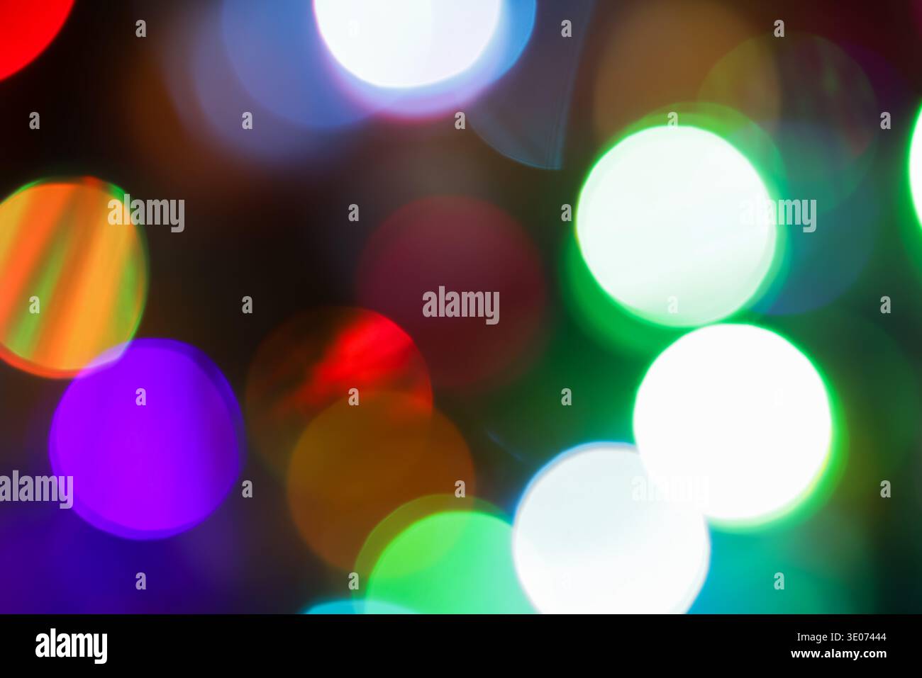 Un'immagine sfocata di luci colorate nel cielo. I colori sono luminosi e vibranti, creando un senso di energia ed eccitazione. Foto Stock