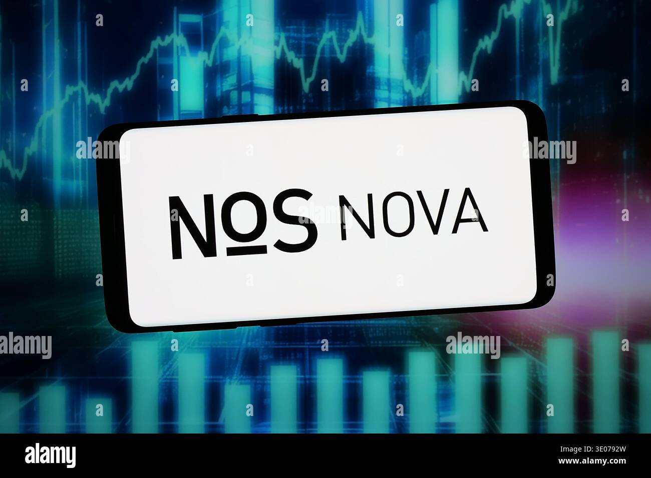 In questa immagine, il logo della società norvegese di energia pulita NOS Nova AS è visualizzato su uno smartphone davanti allo sfondo astratto sullo schermo del computer. Foto Stock