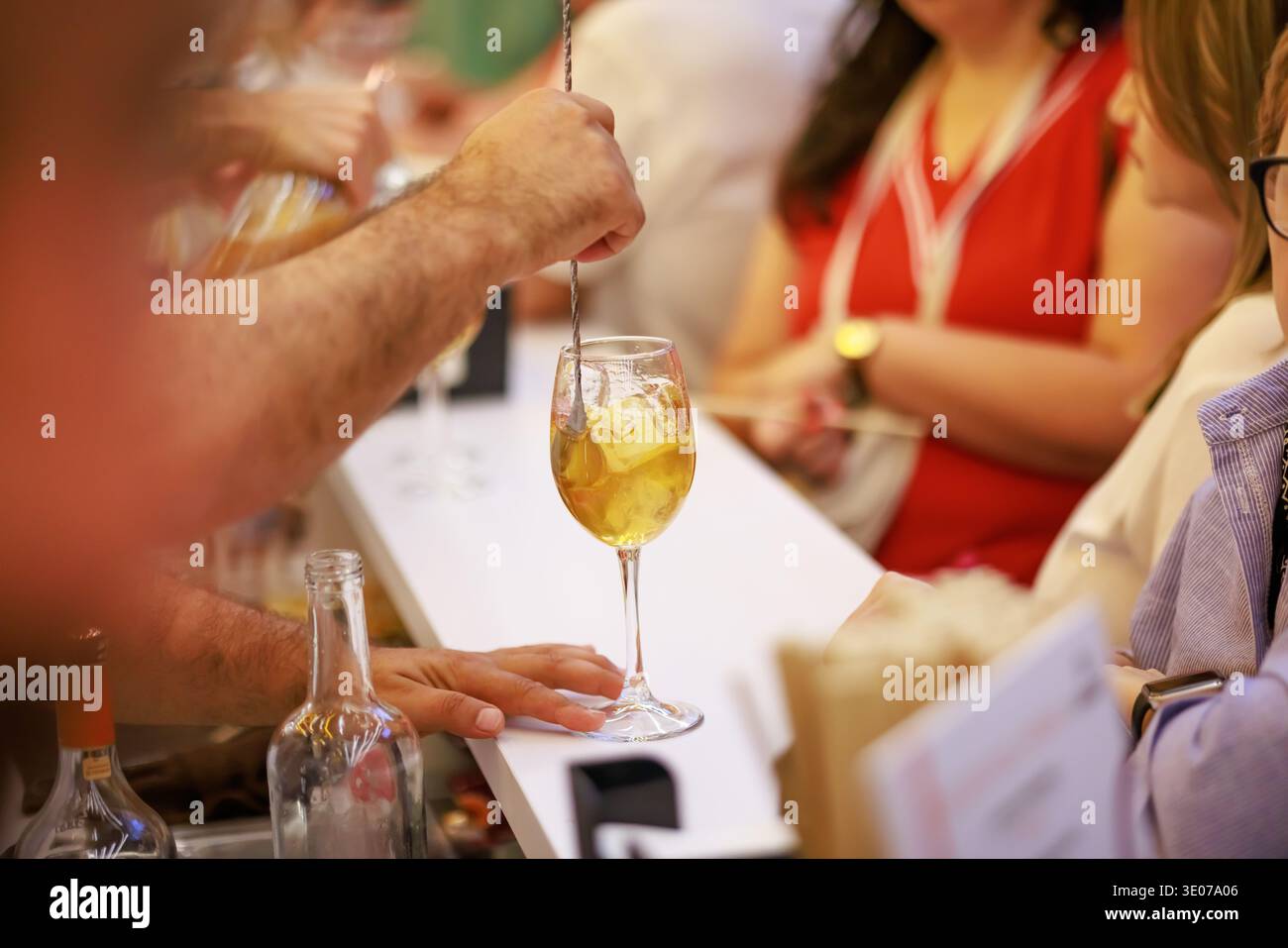 Nel festival Erevan Wine Days, un barista mescola vino bianco freddo sul ghiaccio. Foto Stock
