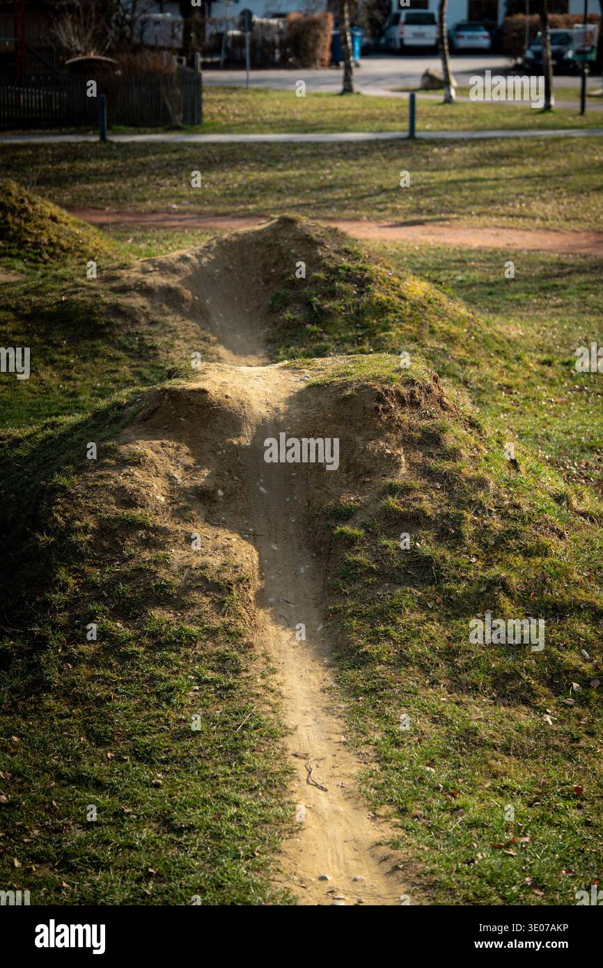 Dirt Mountain Bike Trail a Emmering: Sentiero per piccoli pozzi attraverso Grass Meadow nella campagna bavarese Foto Stock