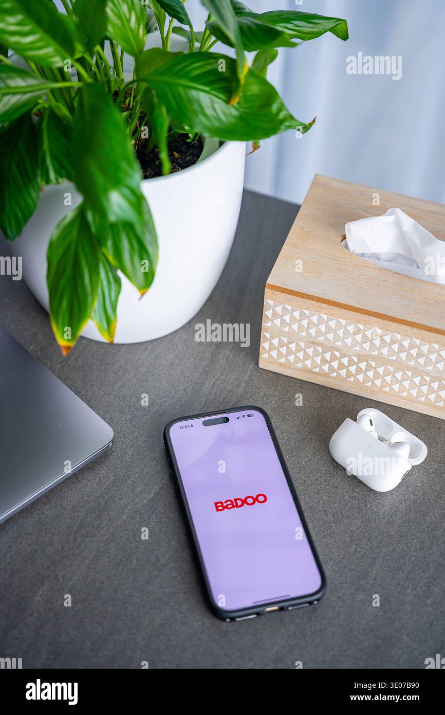 Praga, Repubblica Ceca - 19 febbraio 2026: Smartphone con app Badoo aperto posizionato sulla scrivania negli interni di casa. Applicazione di incontri online e contemporanea Foto Stock