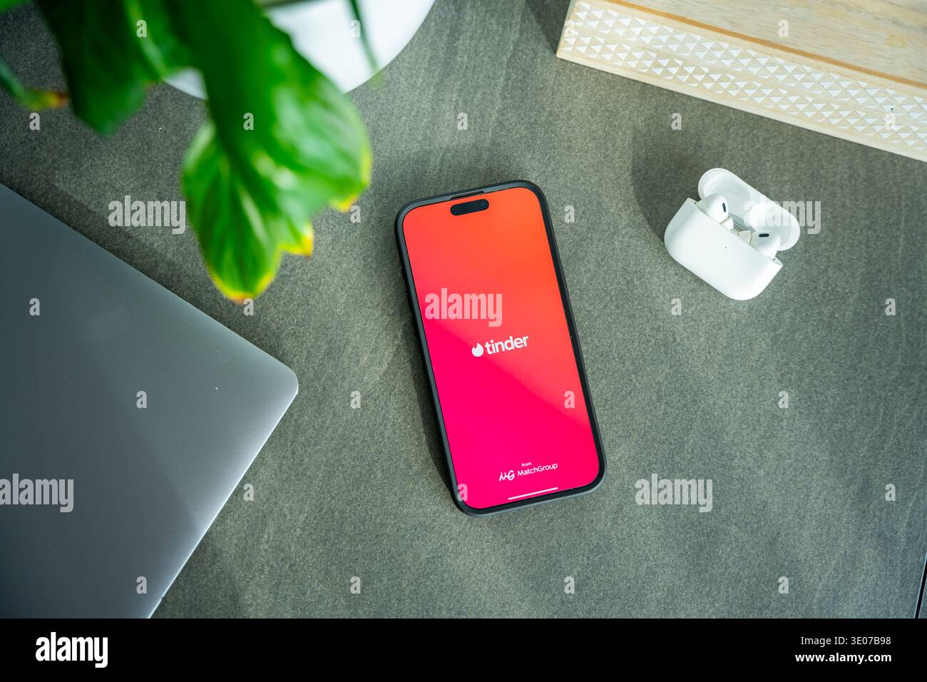 Praga, Repubblica Ceca - 19 febbraio 2026: Smartphone con app Tinder aperta sdraiato sulla scrivania all'interno dello spazio di lavoro di casa. Piattaforma di incontri online e. Foto Stock