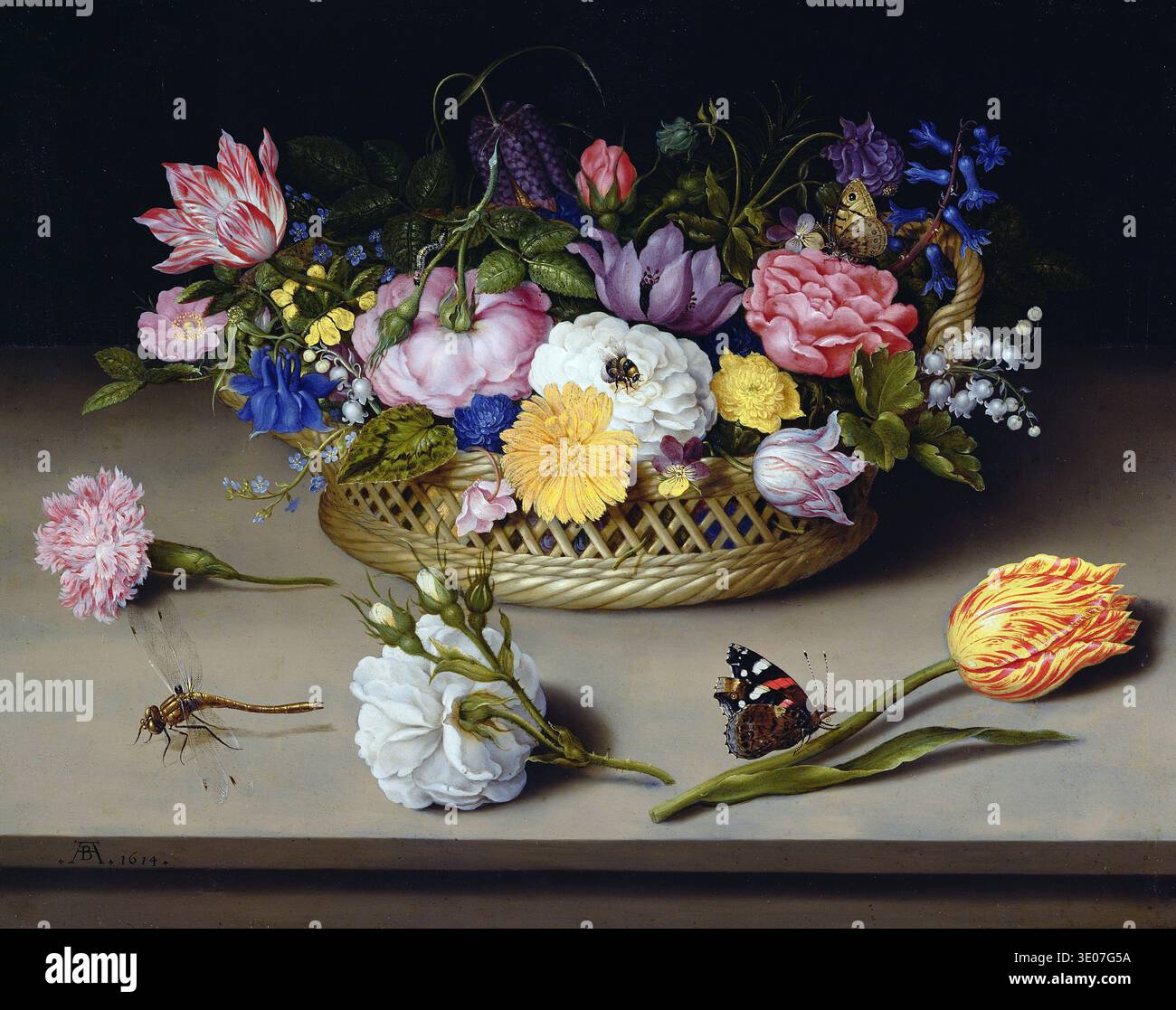 Questo squisito dipinto ad olio, "Flower Still Life" di Ambrosius Bosschaert il Vecchio, datato 1614, cattura magistralmente un vivace cesto di fiori diversi. L'opera d'arte olandese del secolo d'oro presenta fiori singoli, insetti e petali caduti meticolosamente realizzati, mostrando la notevole attenzione dell'artista ai dettagli e una caratteristica composizione di natura morta dei primi anni del XVII secolo. Foto Stock