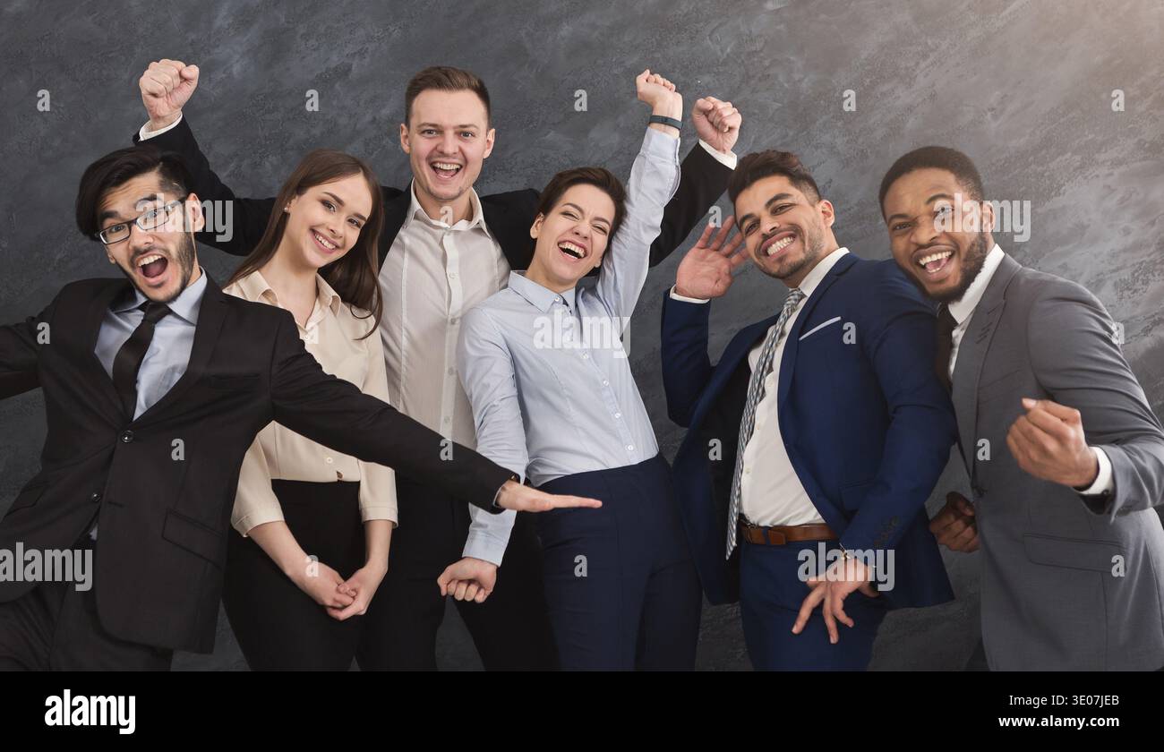 Gruppo multietnico sorridente che si diverte e posa Foto Stock