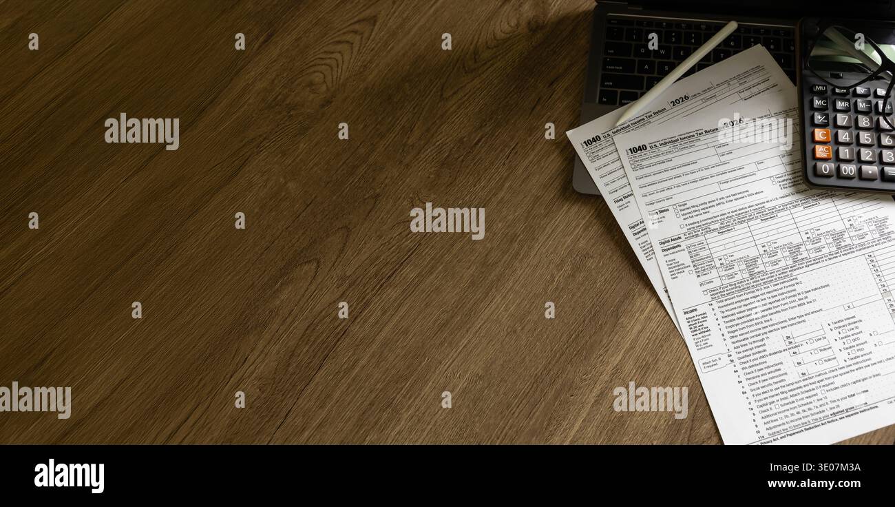Modulo fiscale per la documentazione finanziaria con calcolatore sullo spazio di lavoro, archiviazione contabile, documentazione sui redditi e processo di conformità aziendale. Foto Stock