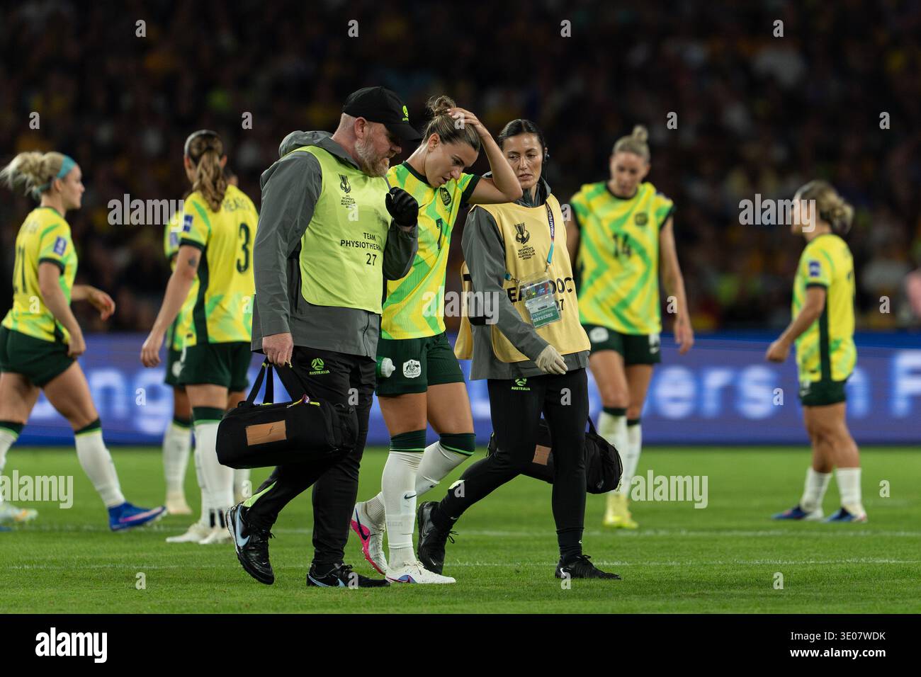 Steph Catley dell'Australia è scortato dal campo da personale medico dopo un colpo alla testa durante la partita di Coppa Asiatica femminile dell'AFC l'8 marzo 2026 Foto Stock
