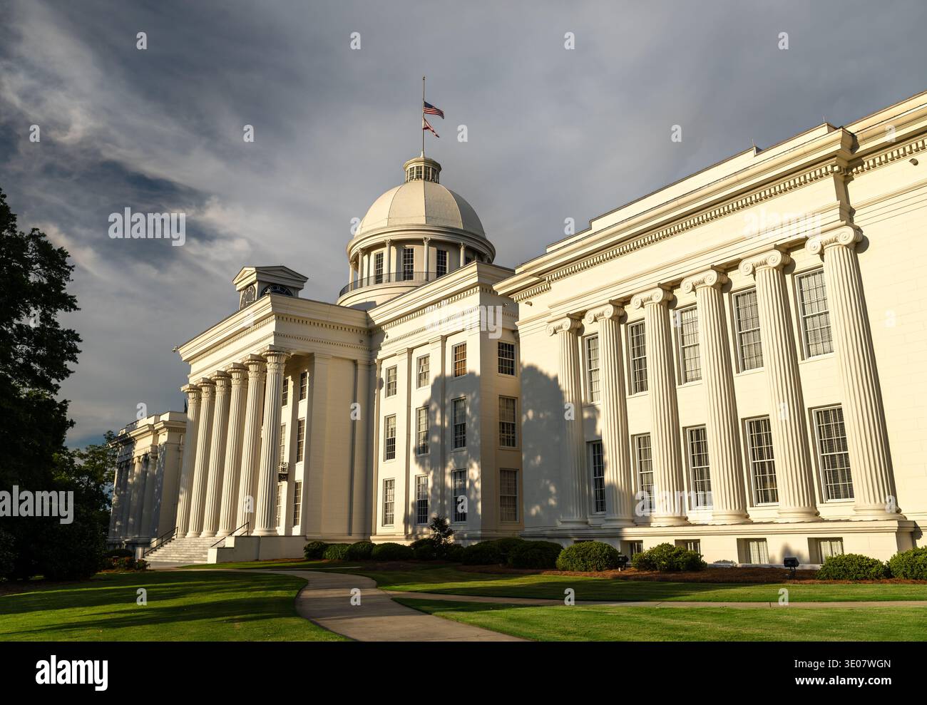 Vista esterna dello storico edificio del Campidoglio dell'Alabama con architettura neoclassica e colonne bianche a Montgomery. Foto Stock