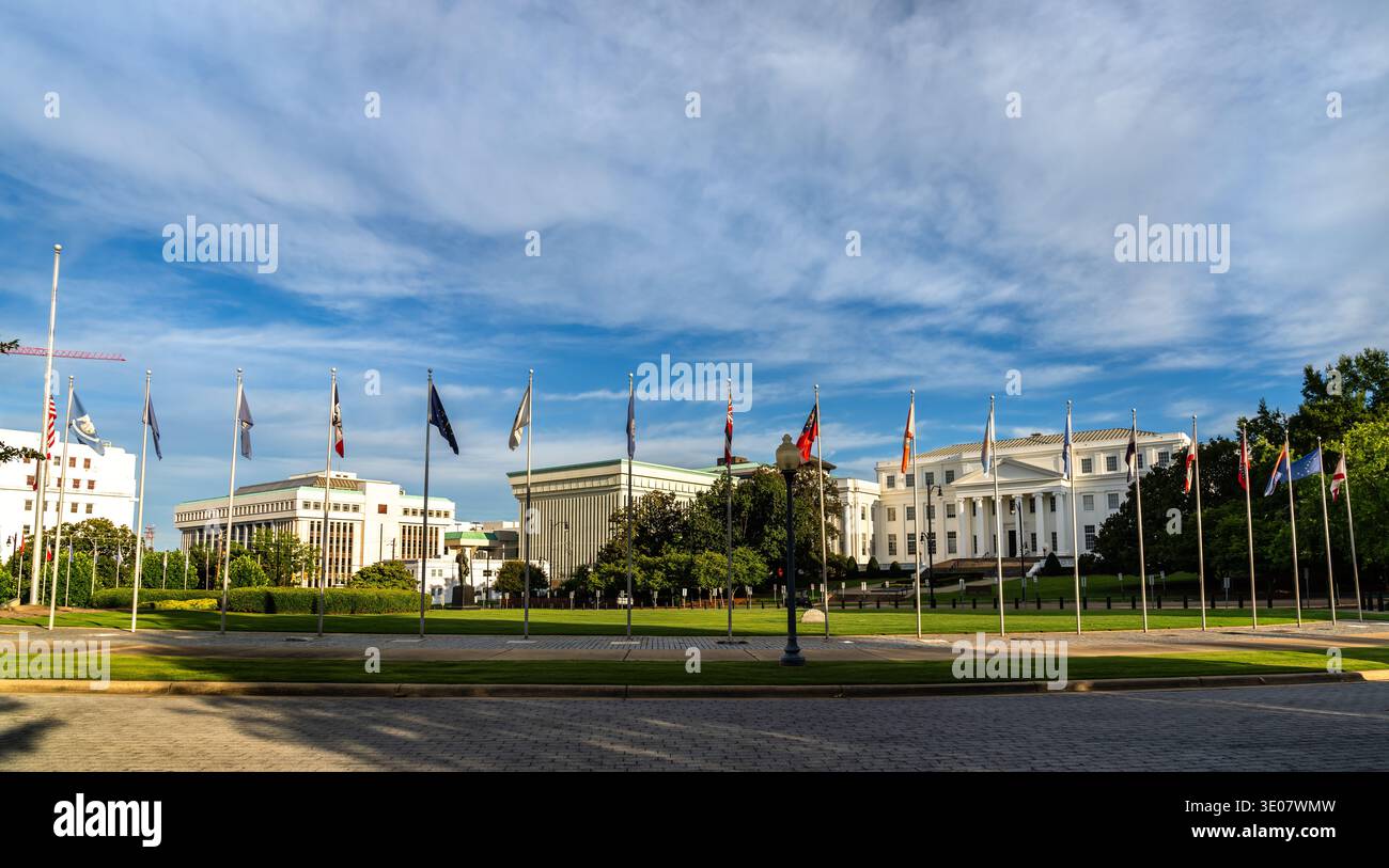 Ampia vista del Campidoglio dell'Alabama e della Avenue of Flags sotto un cielo blu a Montgomery Foto Stock