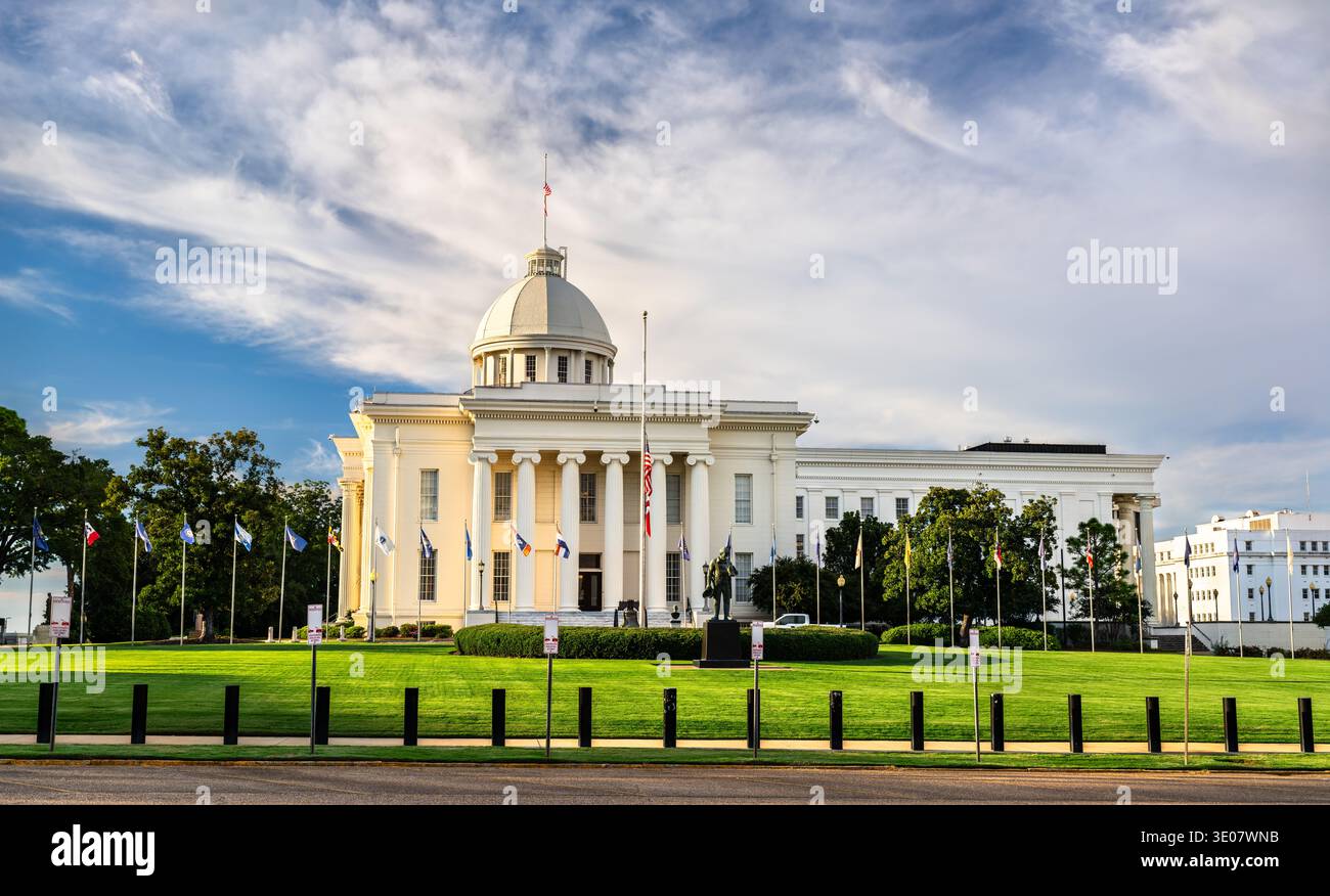 Una splendida vista al tramonto del bianco edificio del Campidoglio dell'Alabama con la sua iconica cupola e le colonne sotto un cielo blu a Montgomery. Foto Stock