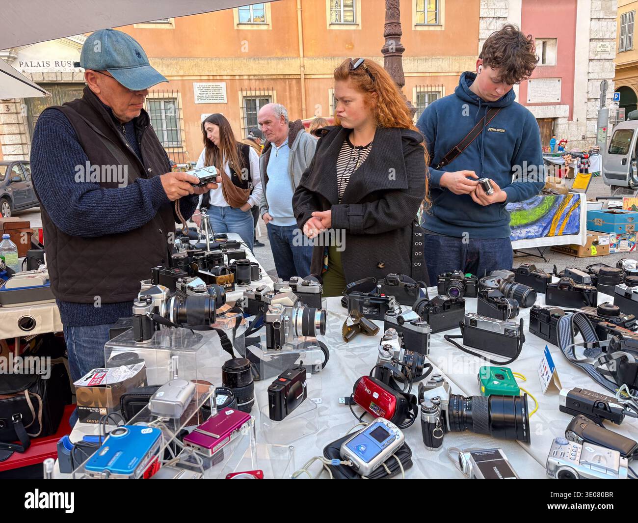 Oggetti d'antiquariato e macchine fotografiche d'epoca esposti in un mercato di Nizza, Francia. Collezionisti che navigano su apparecchiature analogiche. Foto Stock