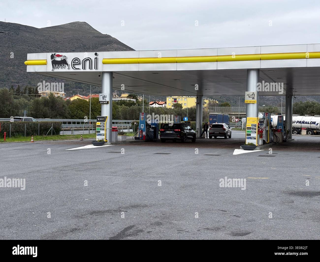 Stazione di servizio Eni S.p.A. con l'iconico logo del cane a sei zampe. Una sosta di rifornimento presso una cittadina collinare in Italia. Foto Stock